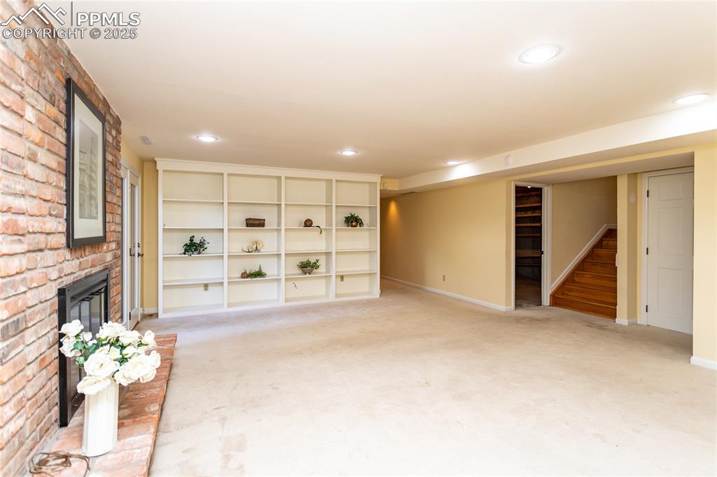 Image 24 of 50: Living Room