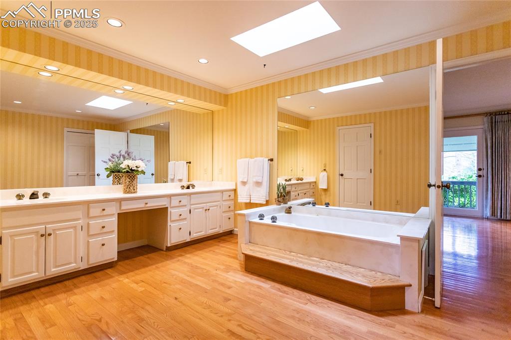 Image 27 of 50: Bathroom