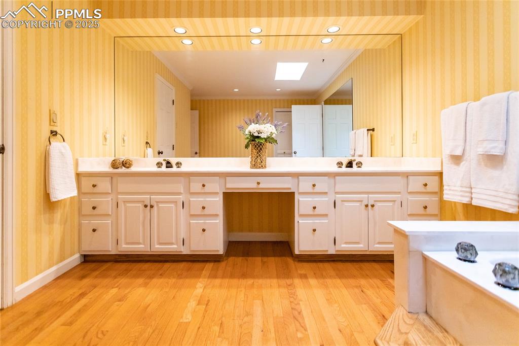 Image 28 of 50: Bathroom