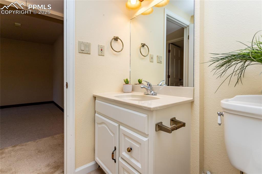 Image 33 of 50: Bathroom