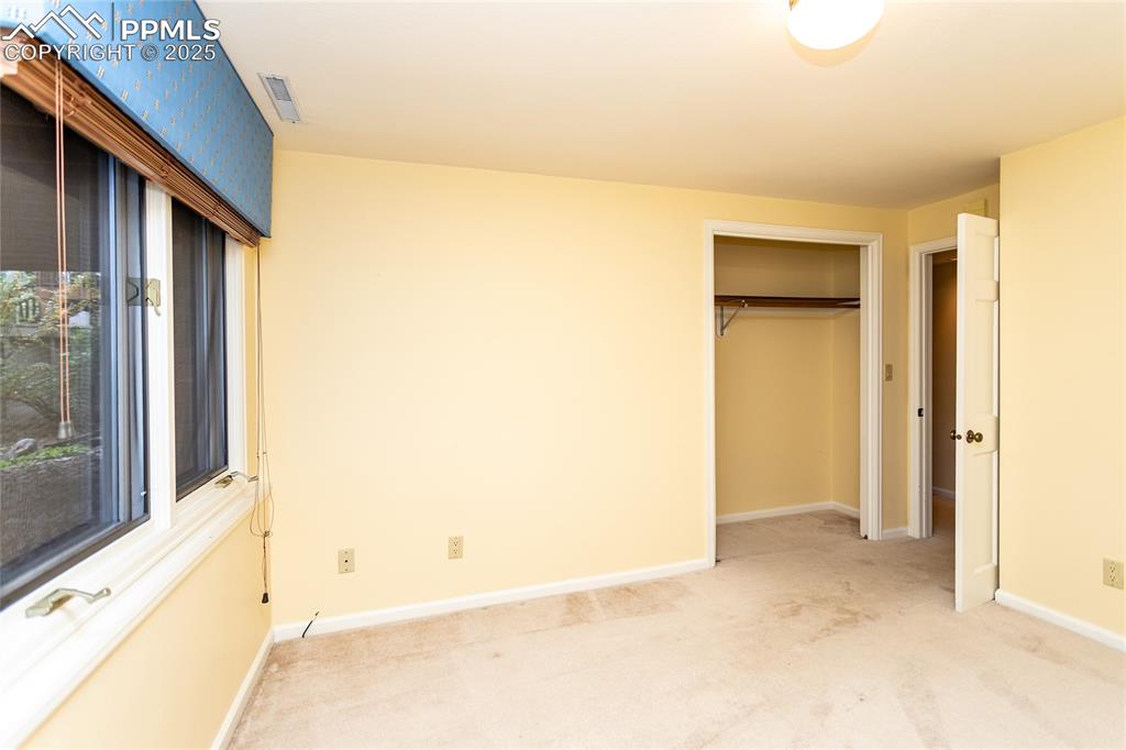 Image 35 of 50: Bedroom