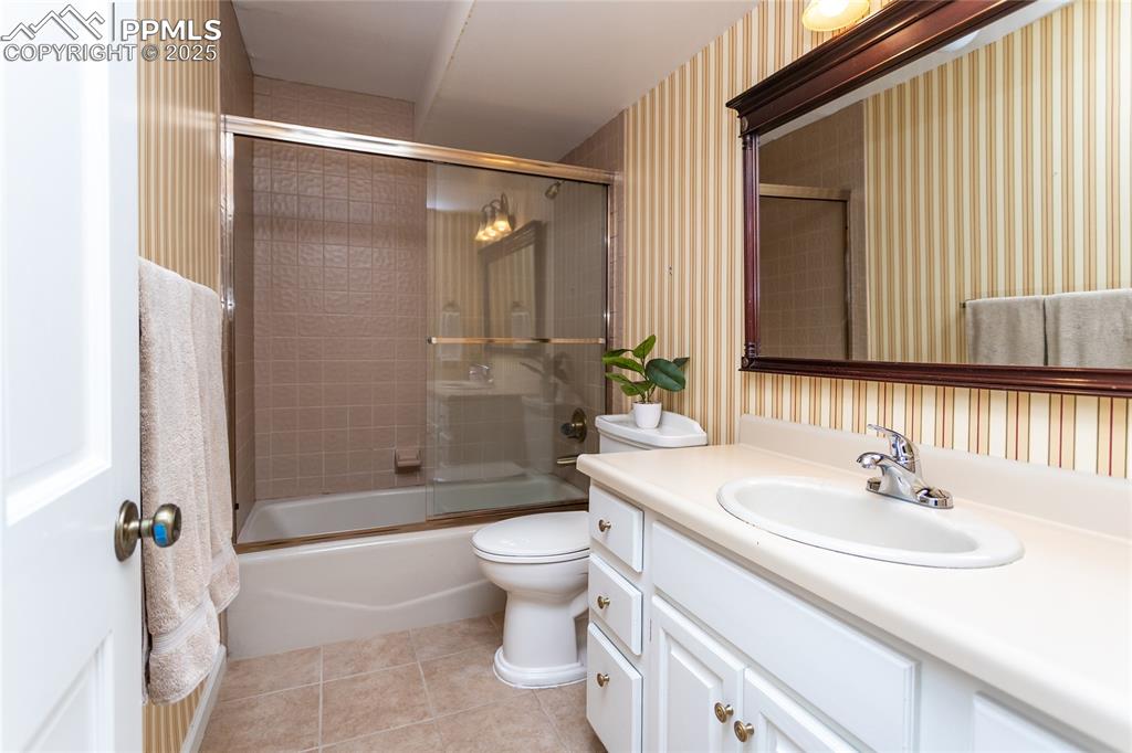 Image 37 of 50: Bathroom