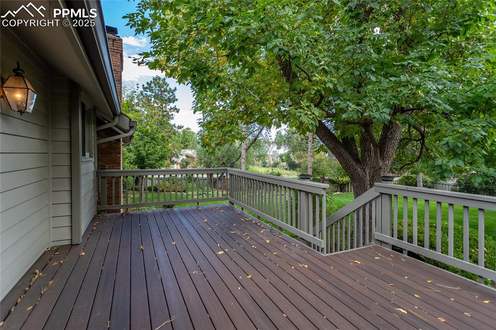 Image 42 of 50: Deck