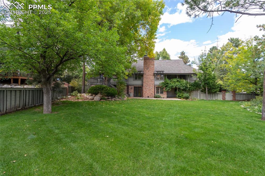 Image 44 of 50: Yard