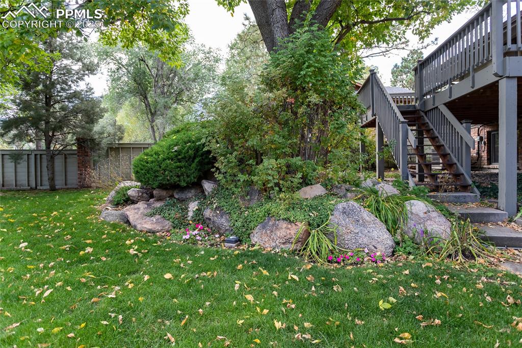 Image 48 of 50: Yard