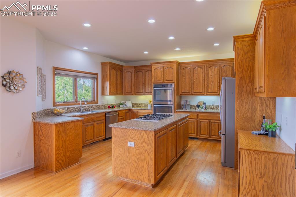 Image 18 of 50: Kitchen