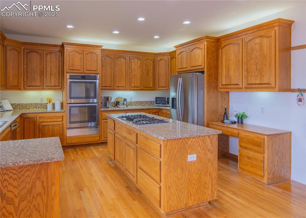 Image 19 of 50: Kitchen