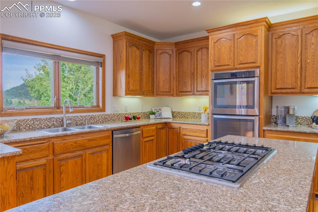 Image 20 of 50: Kitchen