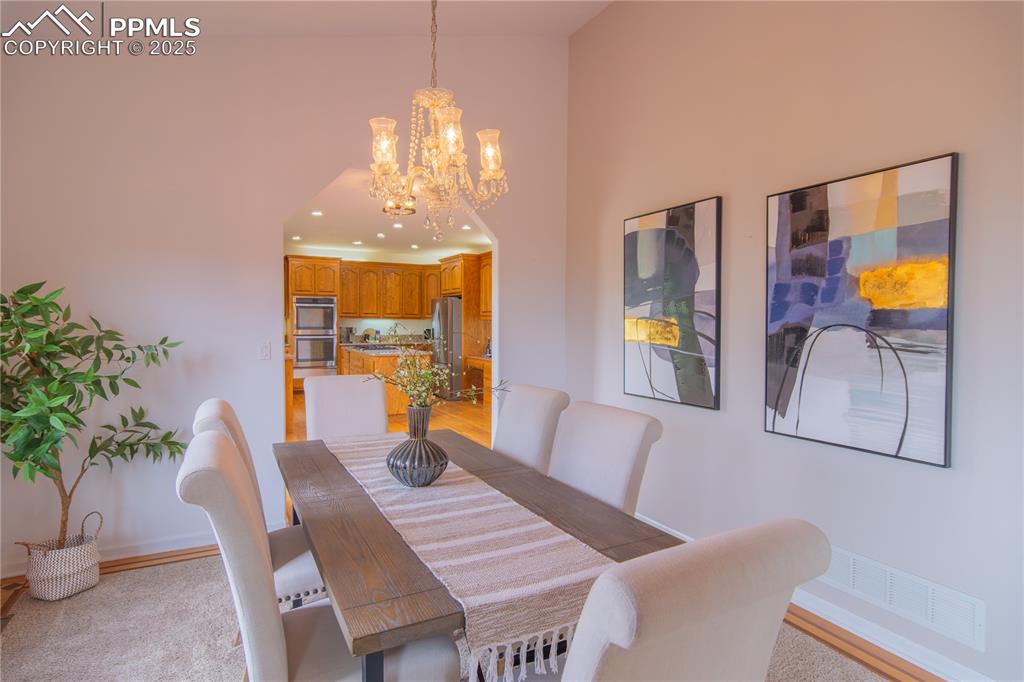 Image 25 of 50: Dining Area