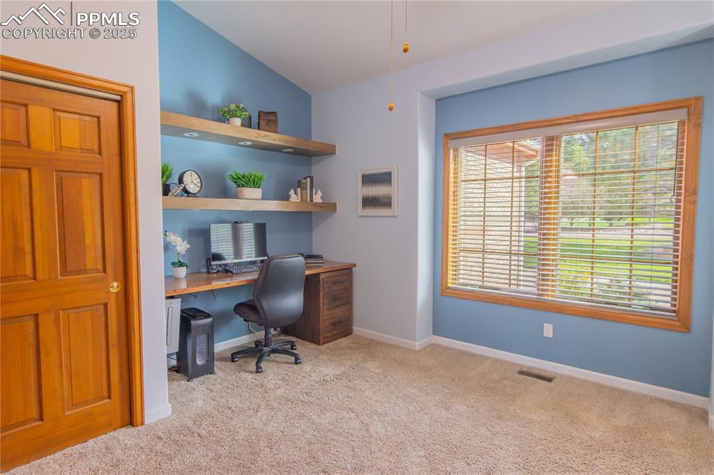 Image 28 of 50: Office