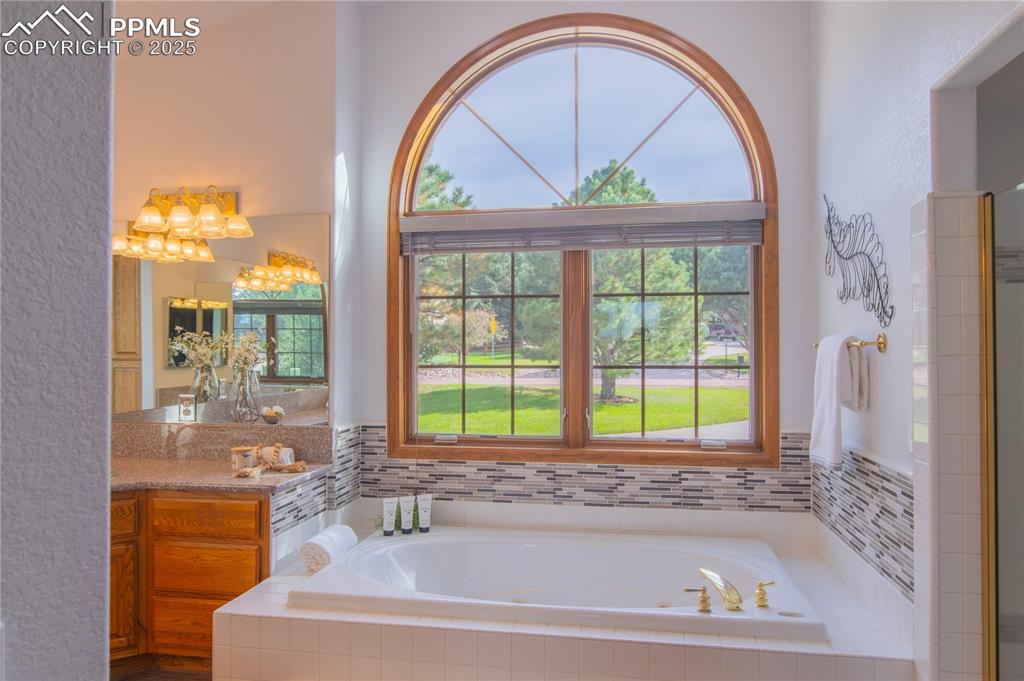 Image 33 of 50: Bathroom