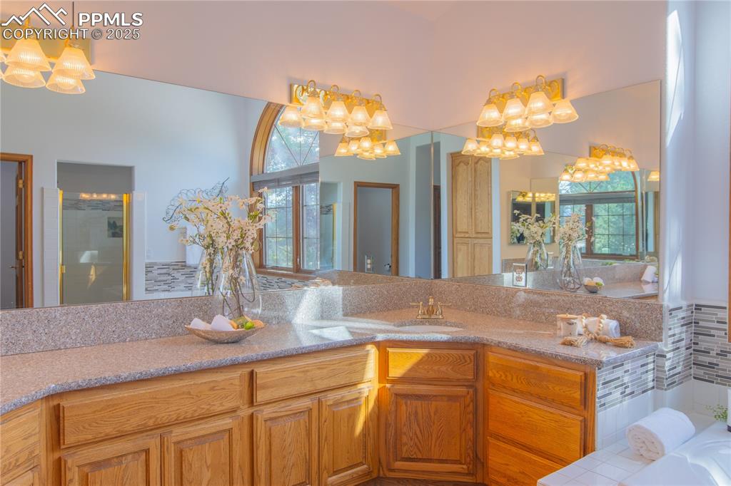 Image 35 of 50: Bathroom