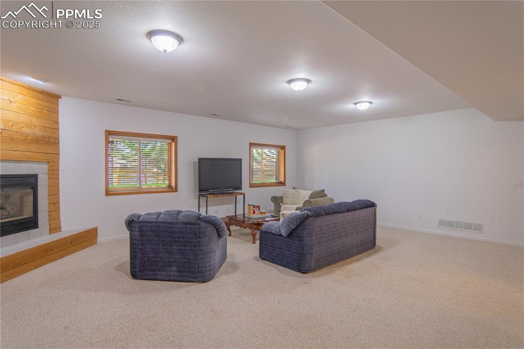 Image 39 of 50: Living Room