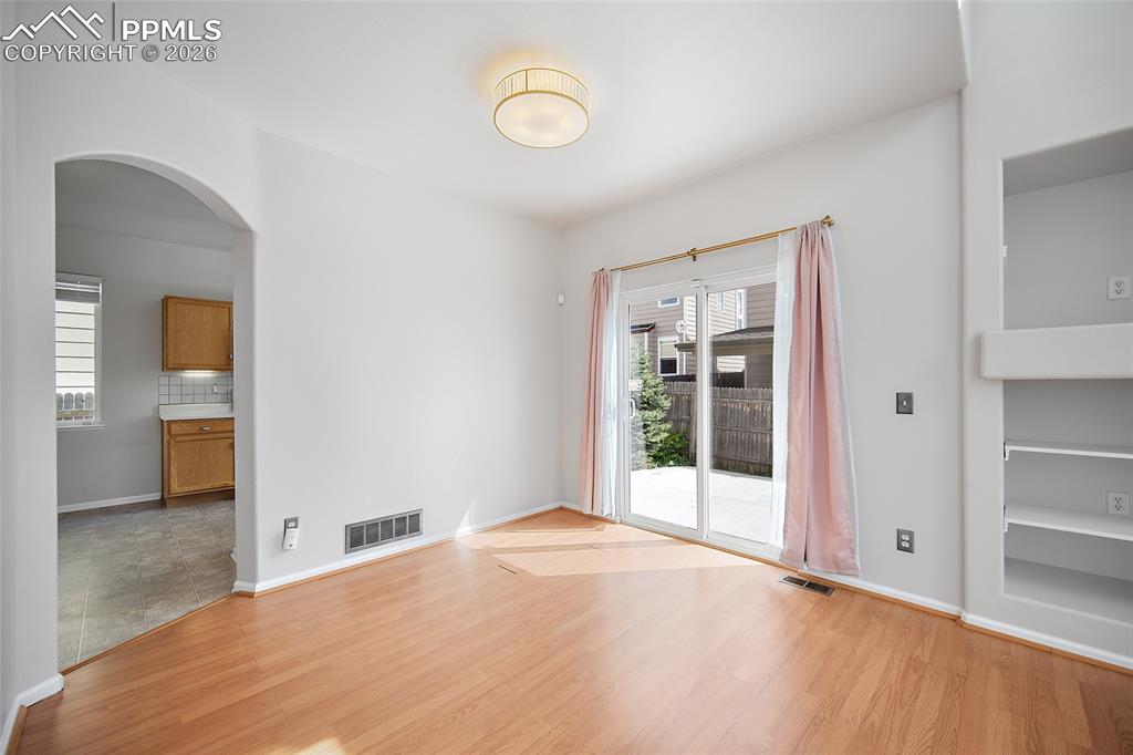 Image 11 of 46: Dining Area