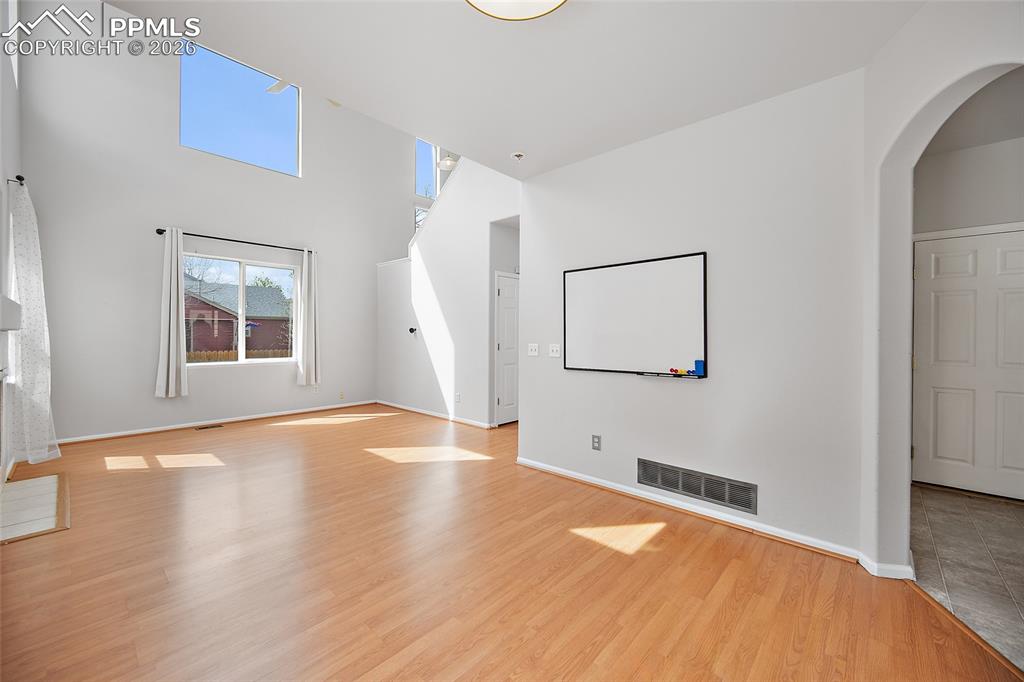 Image 12 of 46: Dining Area