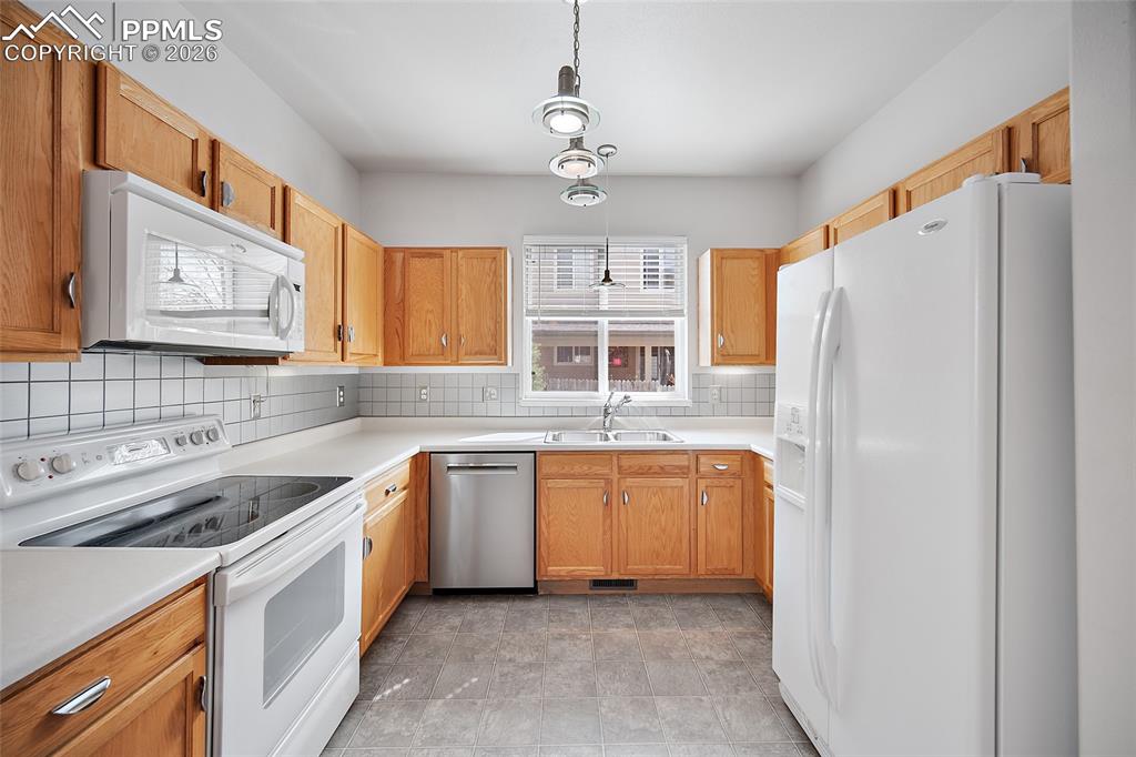 Image 13 of 46: Kitchen