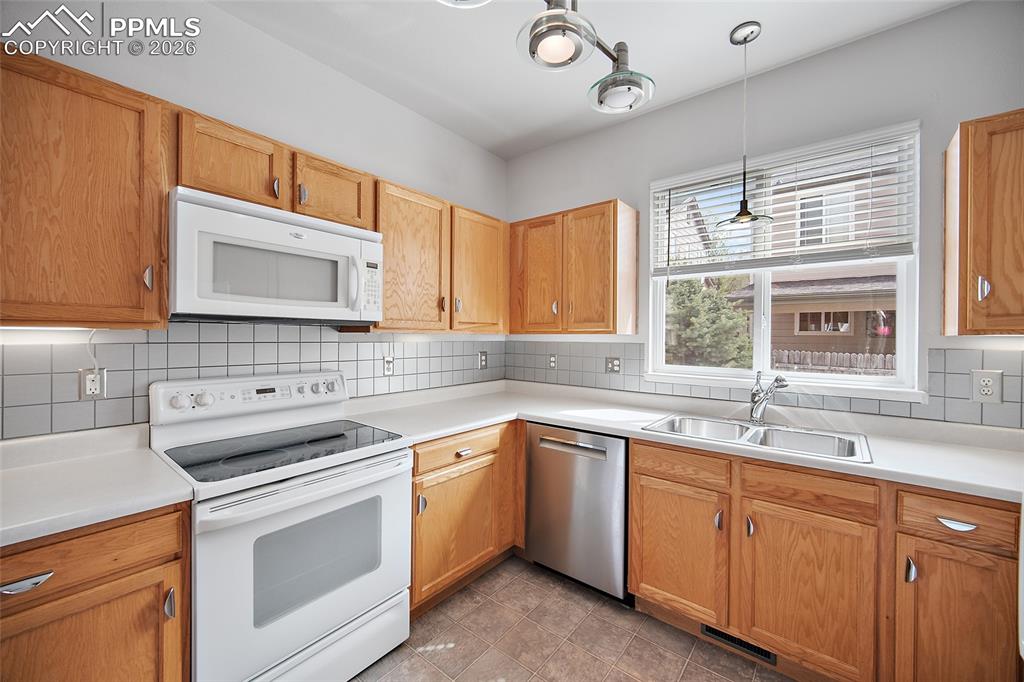 Image 14 of 46: Kitchen