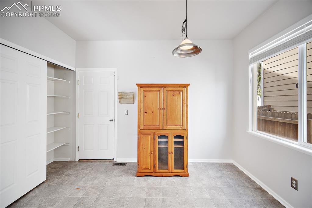 Image 18 of 46: Dining Area