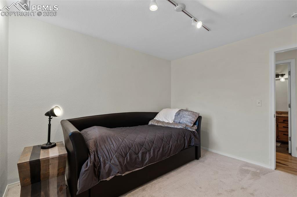 Image 22 of 47: Secondary bedroom