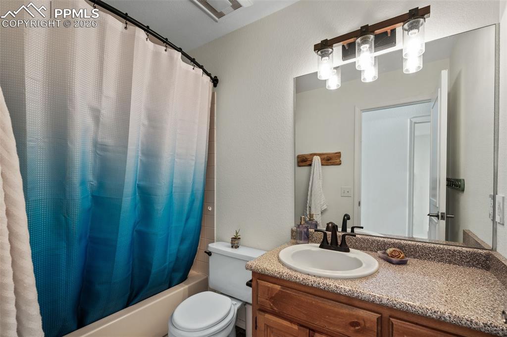 Image 23 of 47: Full bath upper level