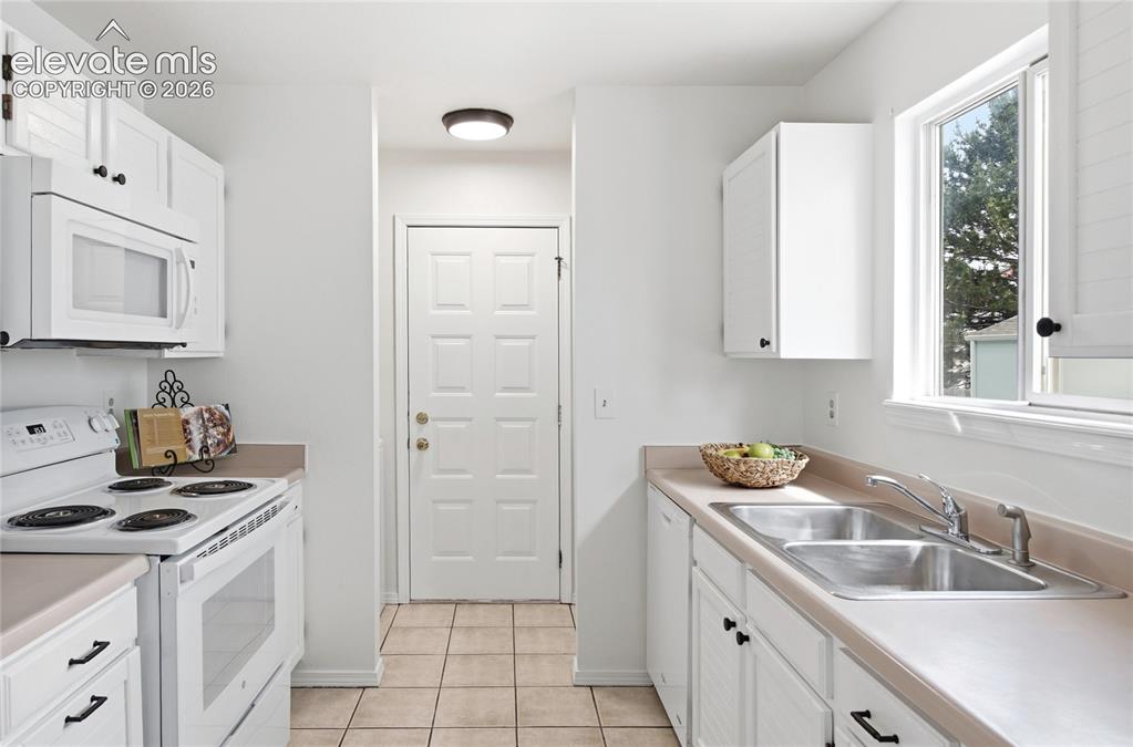 Image 15 of 35: Kitchen