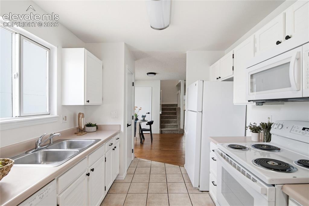 Image 17 of 35: Kitchen