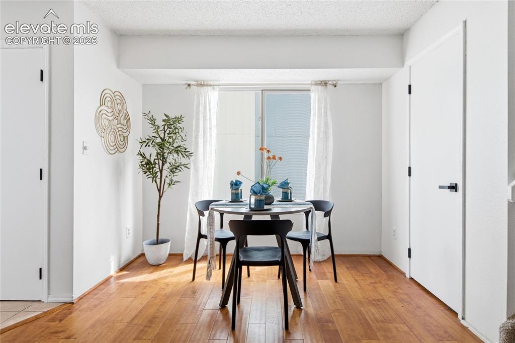 Image 9 of 35: Dining Area