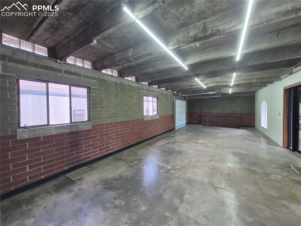 Image 2 of 8: Garage