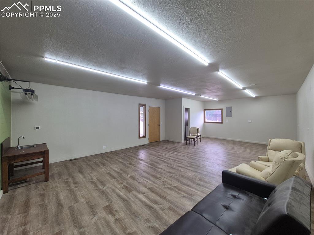 Image 3 of 8: Living Room