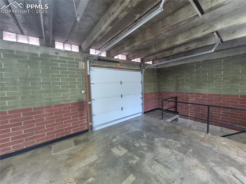 Image 4 of 8: Garage