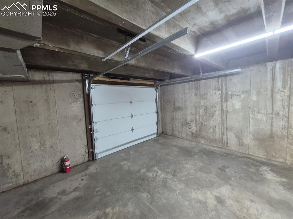 Image 5 of 8: Garage