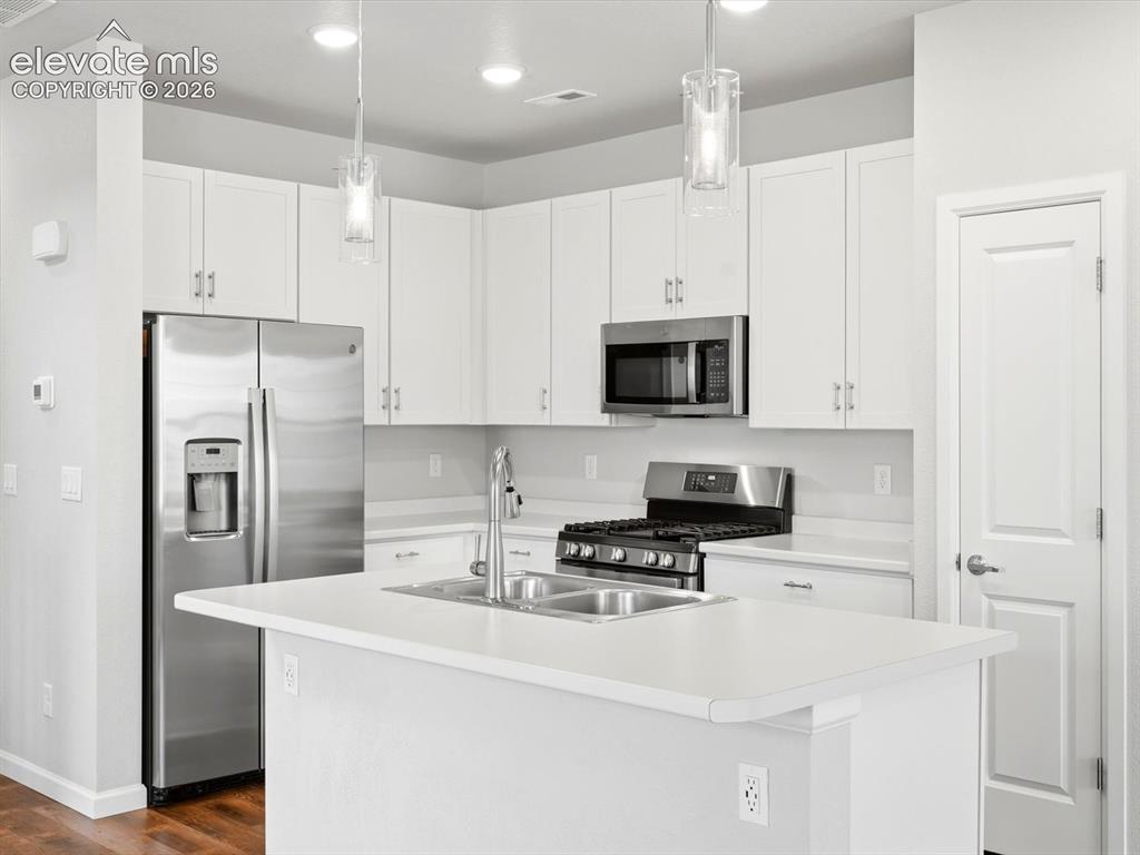 Image 18 of 44: Kitchen