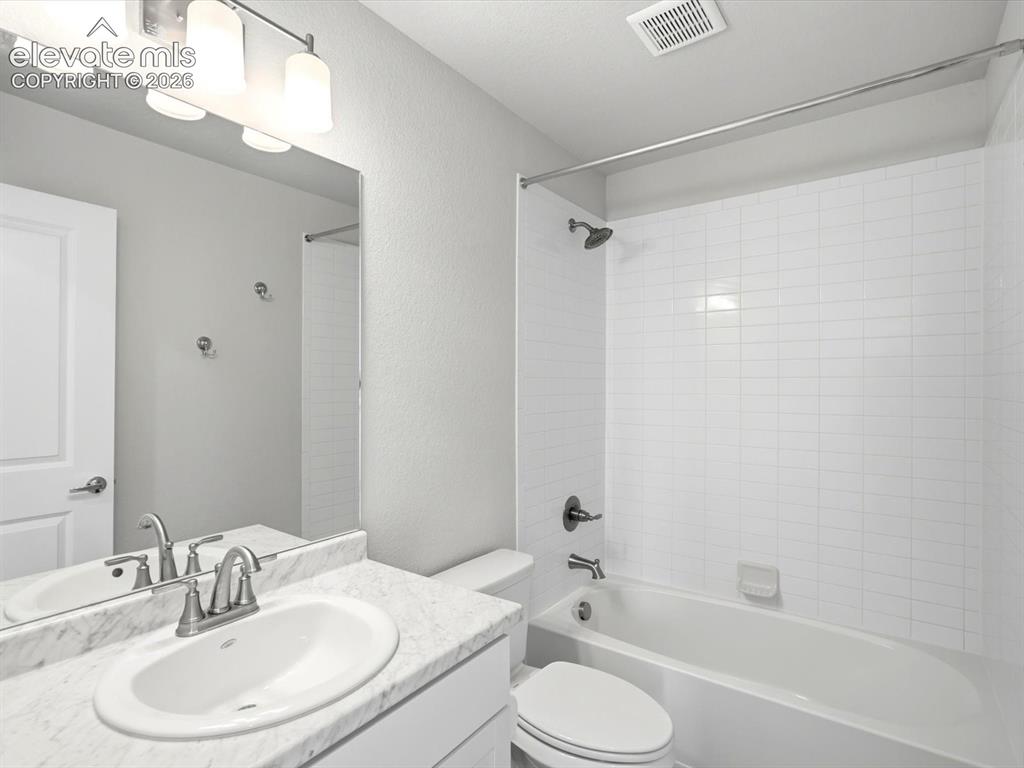 Image 34 of 44: Bathroom