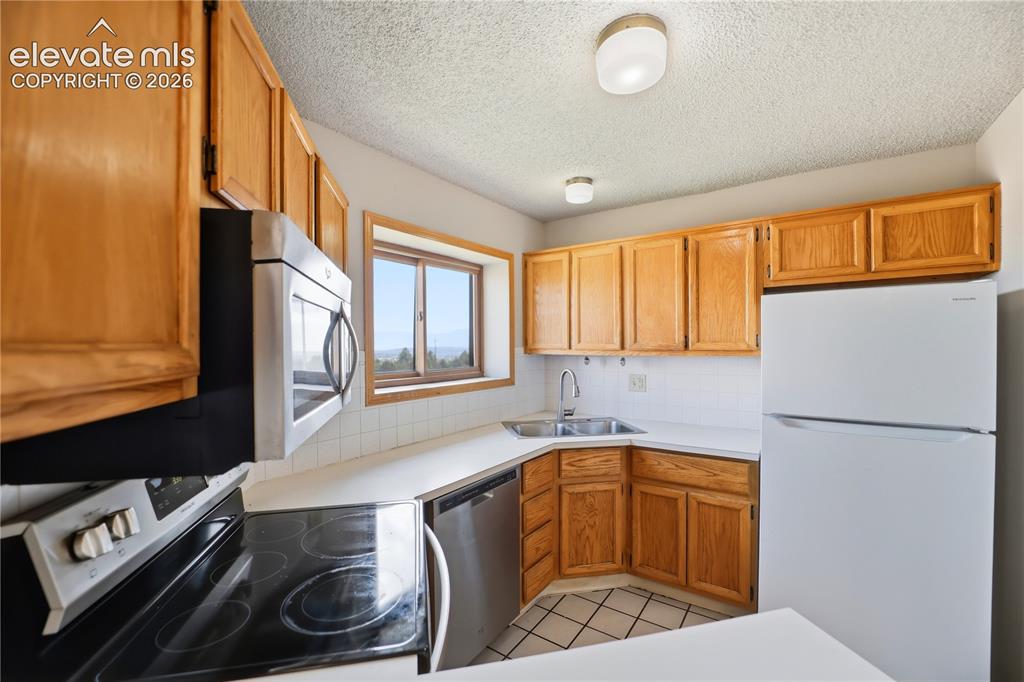 Image 10 of 41: Kitchen