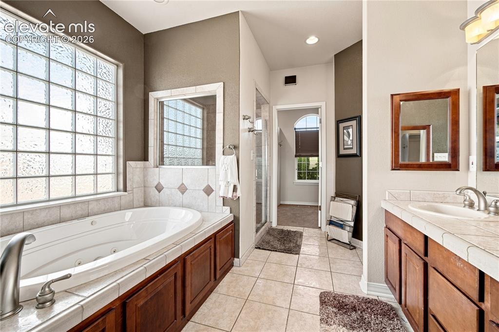 Image 16 of 47: Bathroom