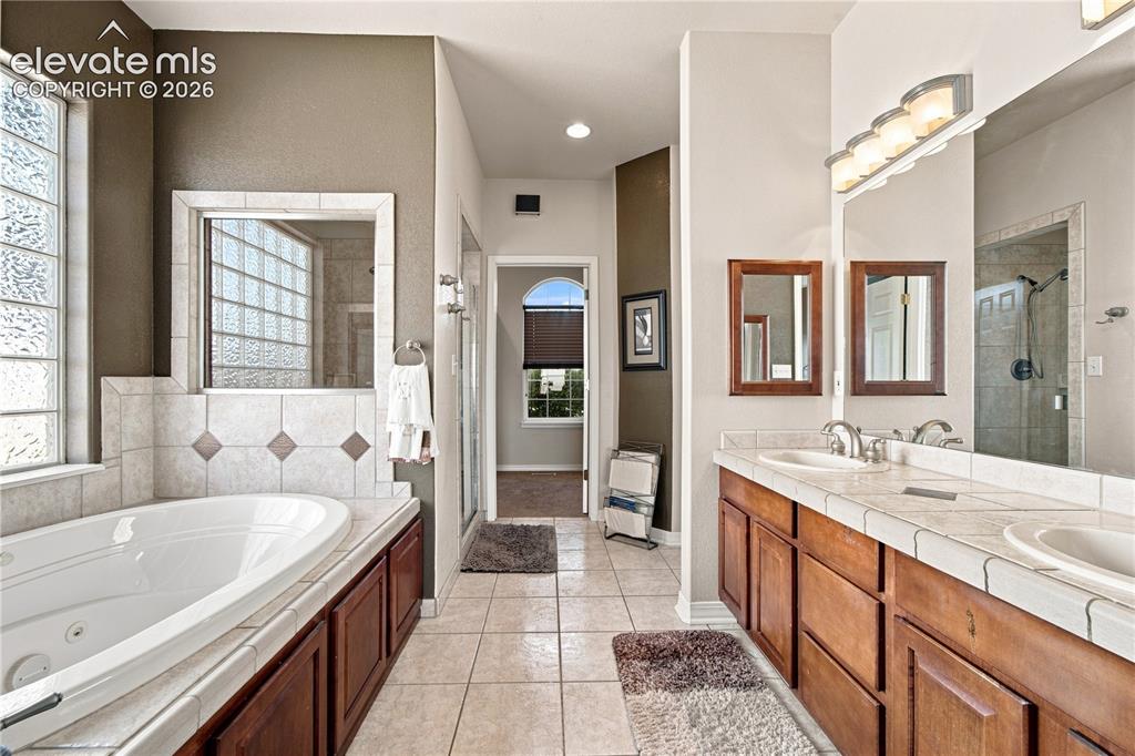 Image 17 of 47: Bathroom