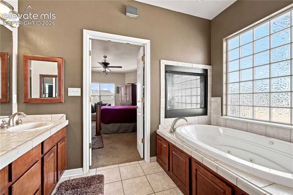 Image 18 of 47: Bathroom