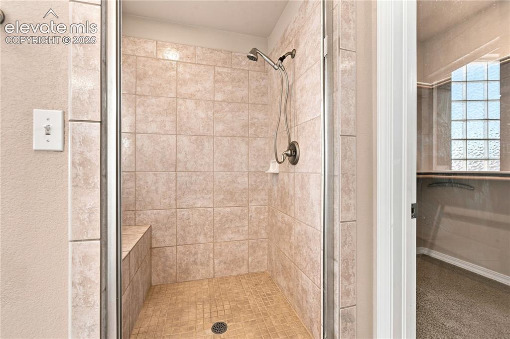 Image 19 of 47: Bathroom