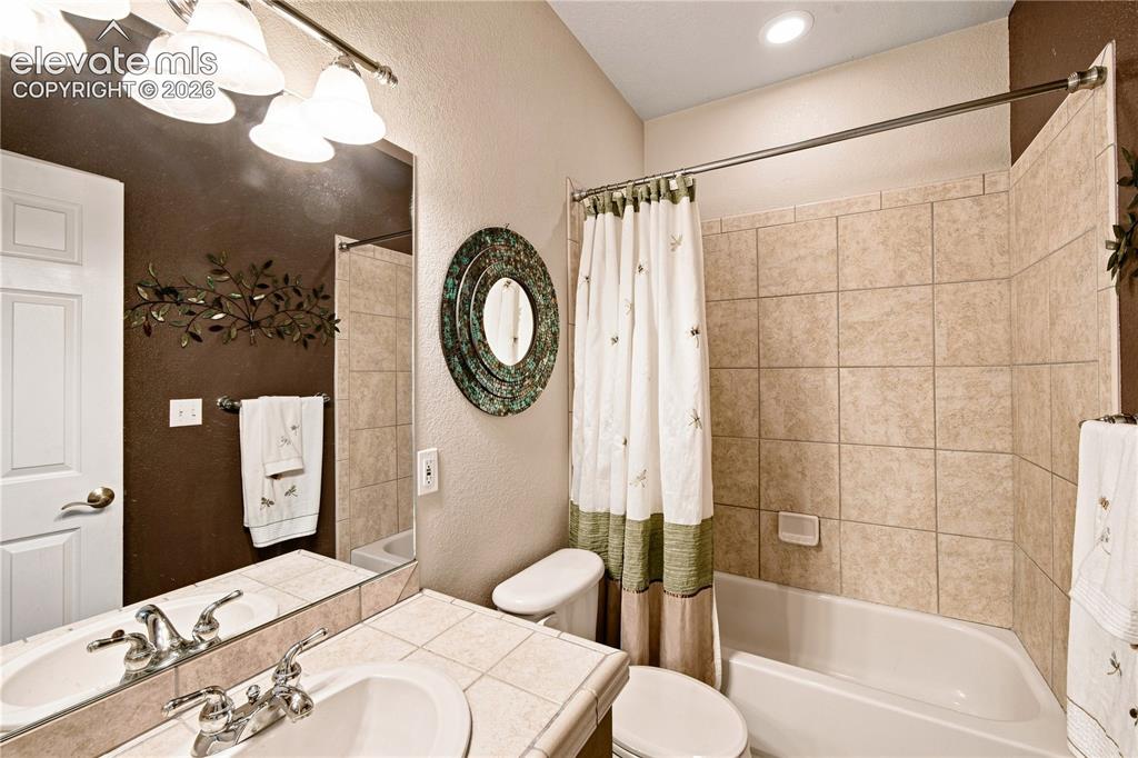 Image 25 of 47: Bathroom