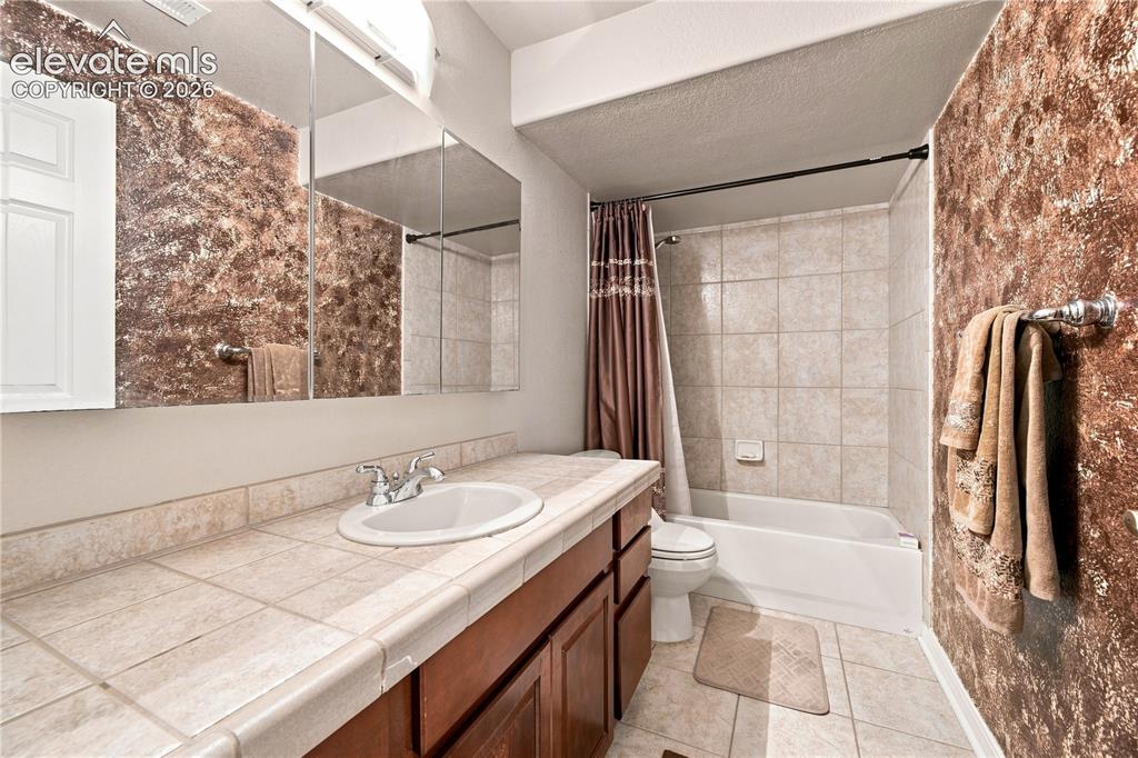 Image 31 of 47: Bathroom