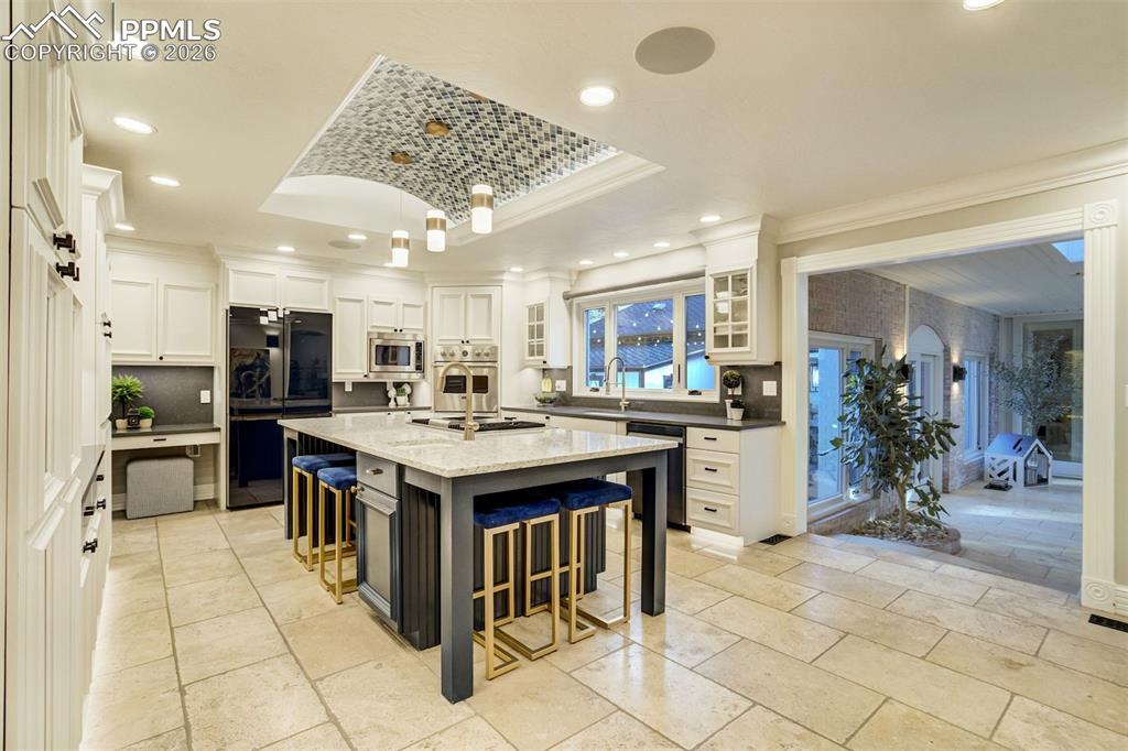 Image 10 of 50: Kitchen