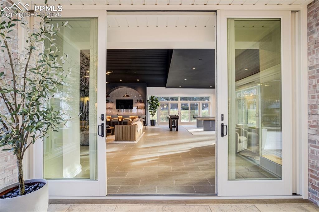 Image 13 of 50: Entry