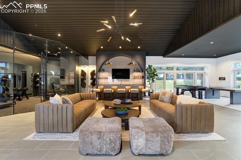 Image 14 of 50: Lobby