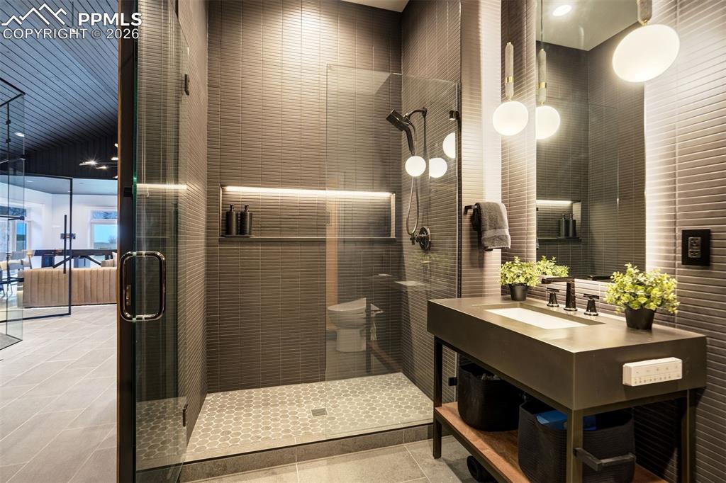 Image 22 of 50: Bathroom