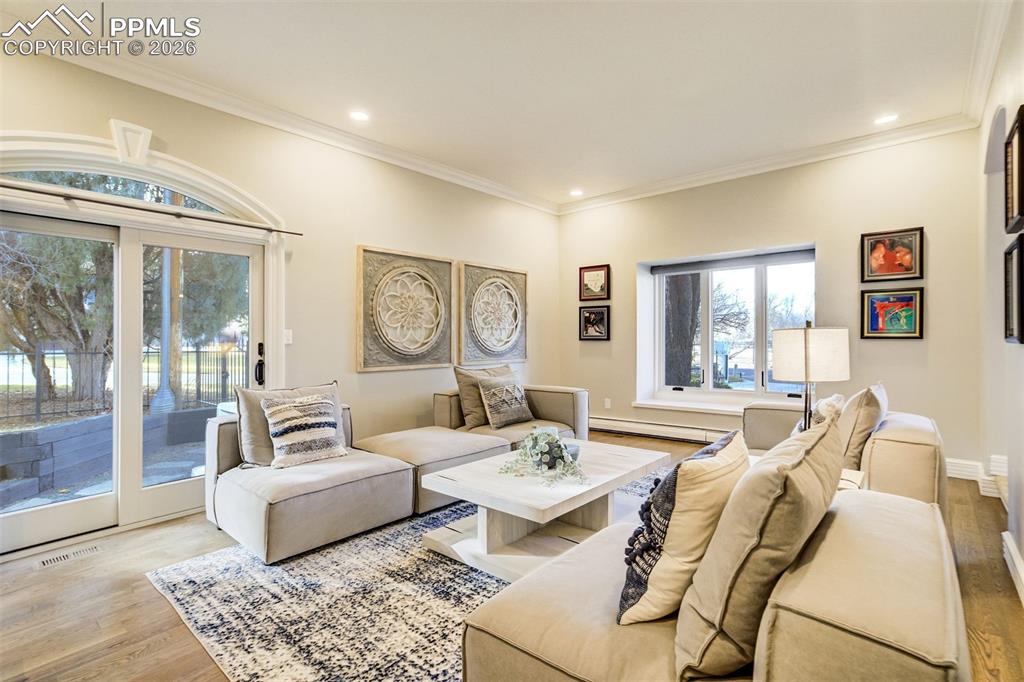 Image 23 of 50: Living Room