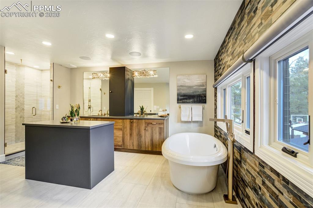 Image 30 of 50: Primary Bathrooom