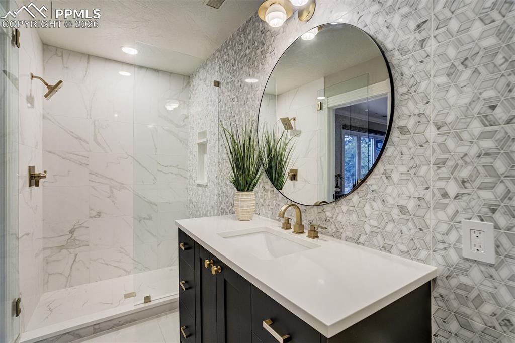 Image 33 of 50: Ensuite bathroom