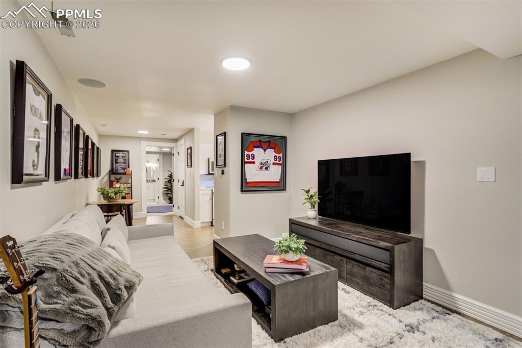 Image 37 of 50: Basement apartment