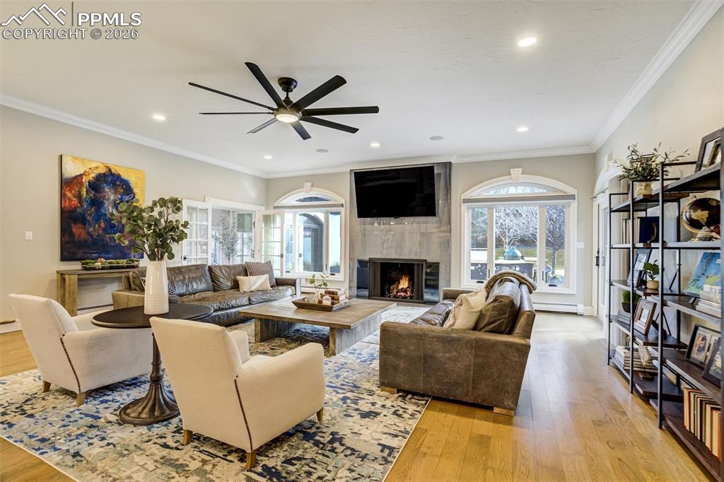 Image 6 of 50: Living Room