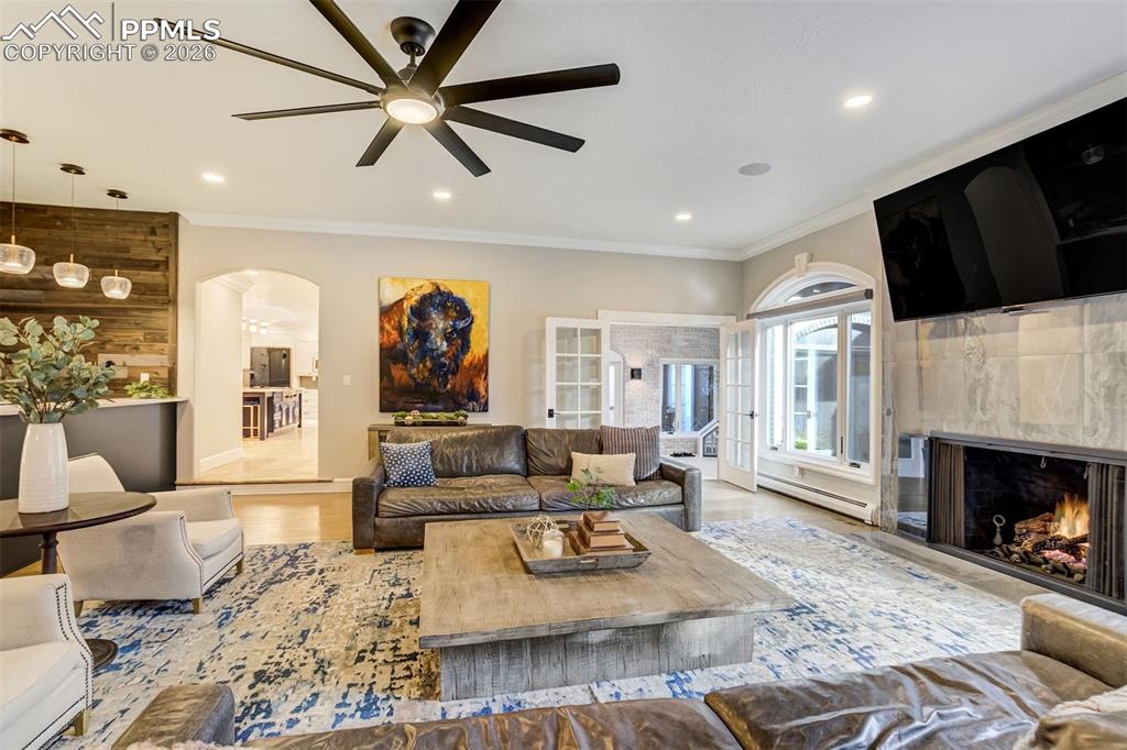 Image 7 of 50: Living Room